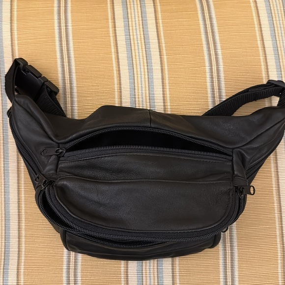 Waist pouch for travel and days out - Picture 4 of 11